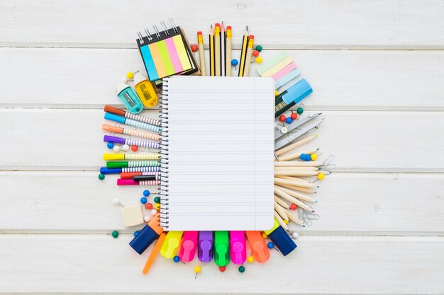 Decorazione scolastica con molte penne e taccuino
