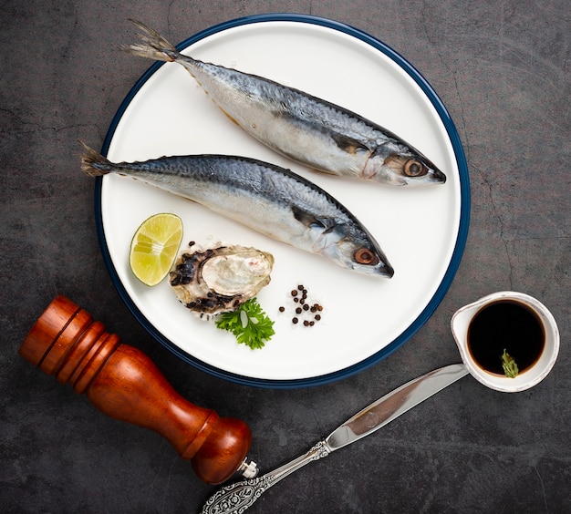 Decorazione sopra vista con pesce sul piatto