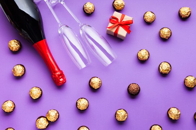 Decorazione vista dall'alto con cioccolato e vino