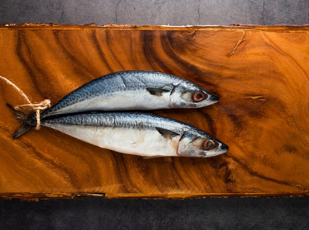 Decorazione vista dall'alto con pesce sul piatto di legno