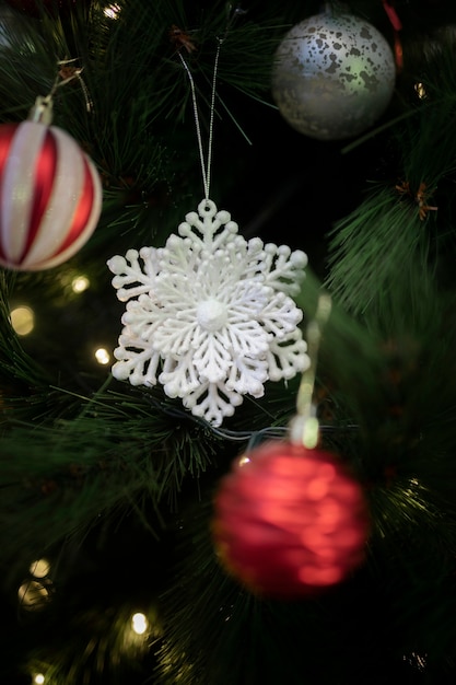 Decorazioni dell'albero di Natale di vista frontale