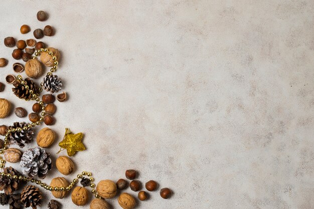 Decorazioni di Capodanno accanto a noci e castagne sul tavolo