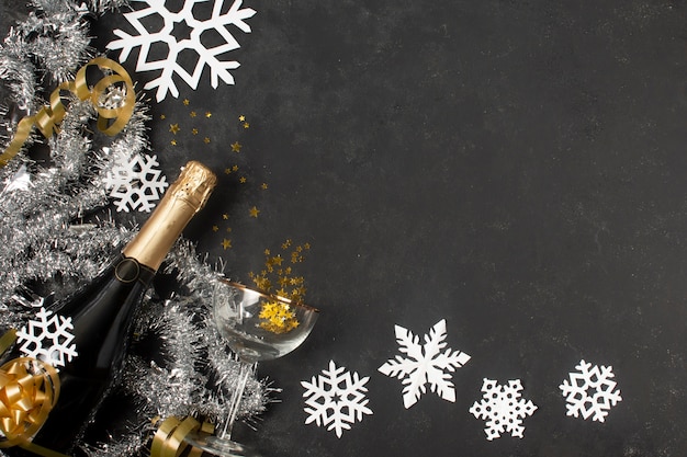 Decorazioni di Capodanno e bottiglia di champagne