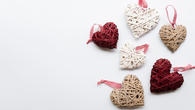 Decorazioni di cuori copia-spazio sul tavolo