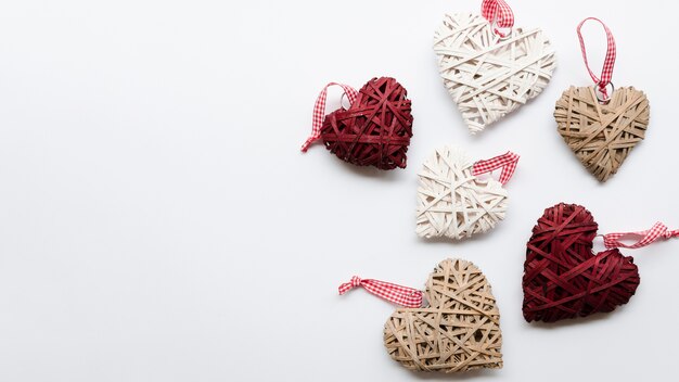 Decorazioni di cuori copia-spazio sul tavolo