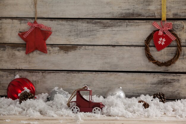 Decorazioni di Natale con neve finta