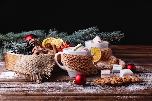 Decorazioni di Natale e Capodanno. due tazze con cioccolata calda, biscotti alla cannella