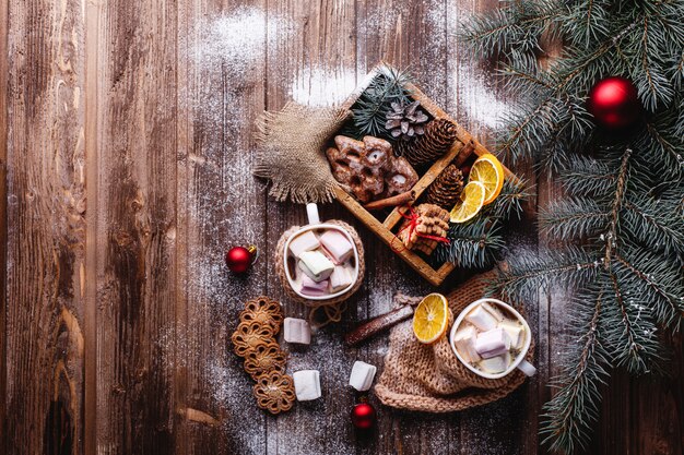 Decorazioni di Natale e Capodanno. due tazze con cioccolata calda, biscotti alla cannella