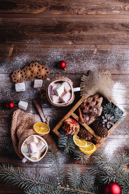 Decorazioni di Natale e Capodanno. due tazze con cioccolata calda, biscotti alla cannella