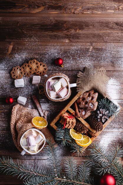 Decorazioni di Natale e Capodanno. due tazze con cioccolata calda, biscotti alla cannella