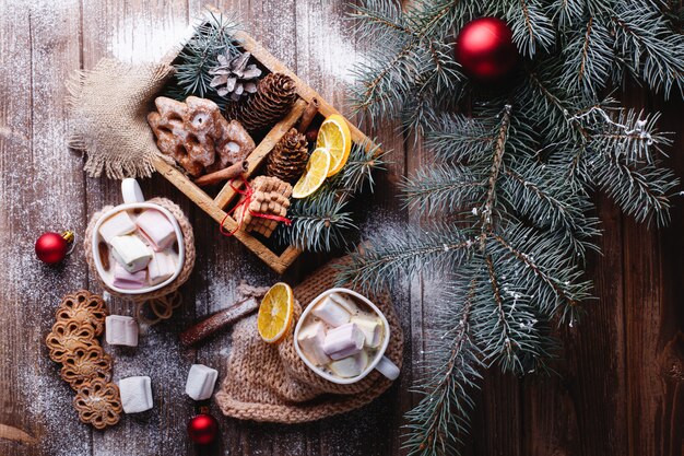 Decorazioni di Natale e Capodanno. due tazze con cioccolata calda, biscotti alla cannella