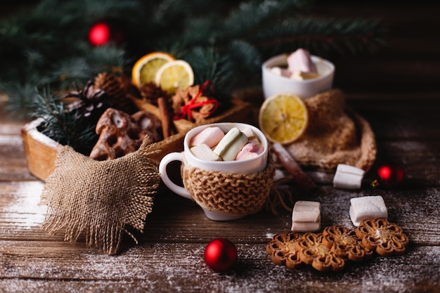 Decorazioni di Natale e Capodanno. due tazze con cioccolata calda, biscotti alla cannella