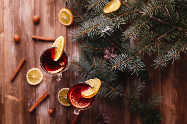 Decorazioni di Natale e Capodanno. Due tazze di vin brulè con arance