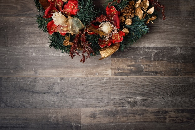 Decorazioni di Natale su tavola di legno scuro