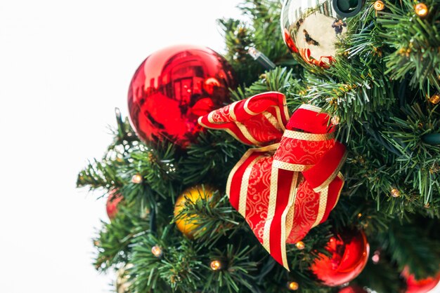 decorazioni di Natale sui rami di un pino