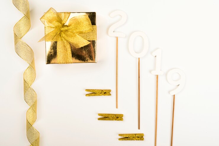 Foto gratuito decorazioni dorate del nuovo anno 2019 che si trovano nella composizione