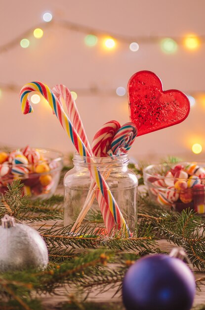Decorazioni natalizie e caramelle