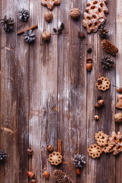 Decorazioni natalizie e luogo per il testo. Biscotti, rami di cannella e coni formano un cerchio