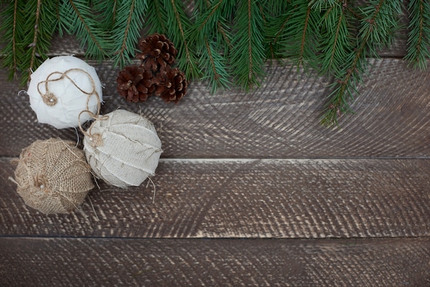 Decorazioni naturali sulla tavola di legno