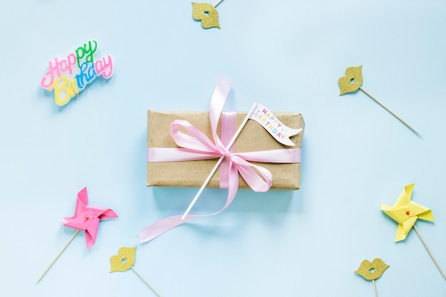 Decorazioni per feste intorno alla confezione regalo