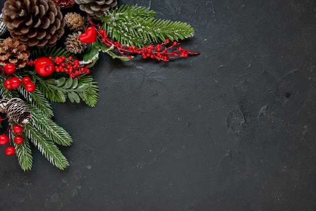 Decorazioni per l'albero di Natale con pinoli come concetto di capodanno su sfondo scuro isolato