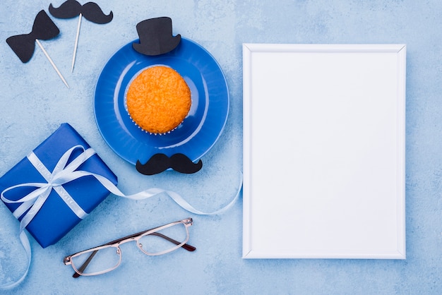 Decorazioni per la festa del papà con regalo e copia spazio