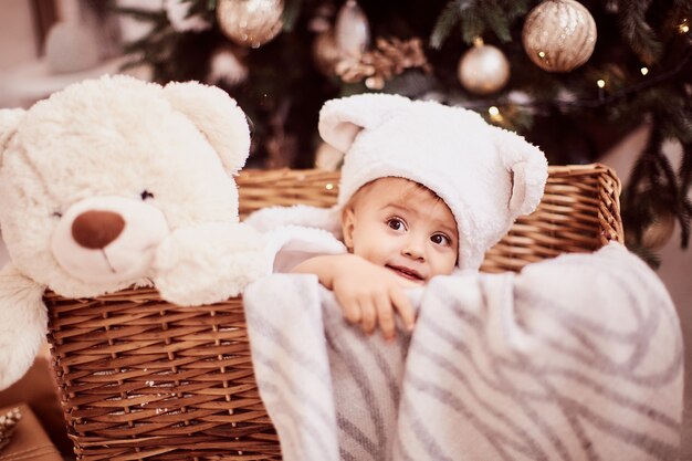 Decorazioni per le vacanze invernali Ritratto di bambina Affascinante bambina in divertenti orecchie bianche