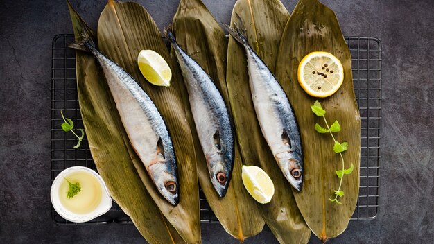 Decoro piatto con gustosi pesci e limoni