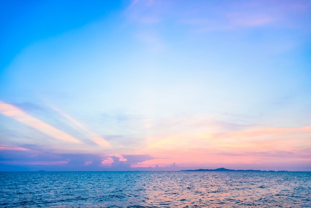 Del mare con una bella orizzonte