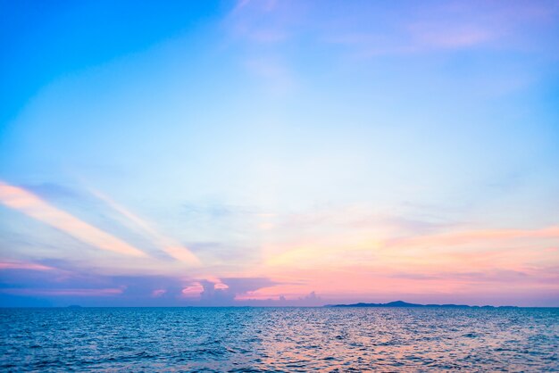 Del mare con una bella orizzonte