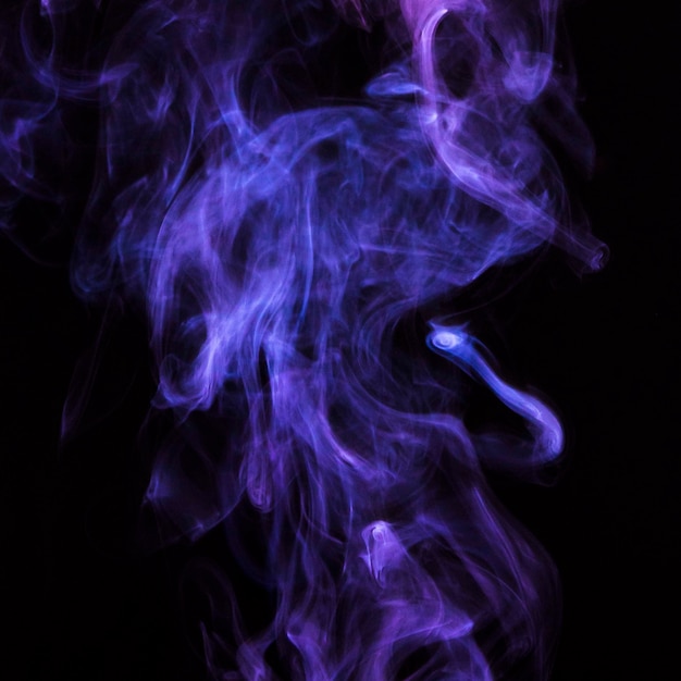 Delicato movimento di fumo di sigaretta viola su sfondo nero