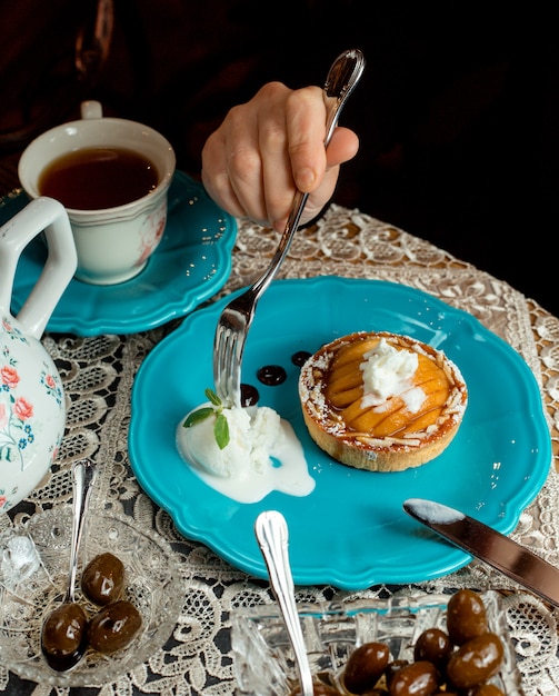 Delizia dolcezza con gelato sul tavolo