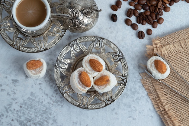 Delizia turca con mandorle e noci di cocco posta sul piatto. Foto di alta qualità