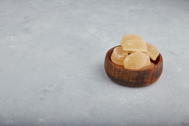 Delizie di marmellata colorata in una ciotola di legno.