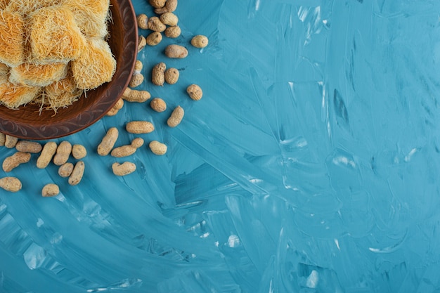 Delizie turche con noci di arachidi su un piatto di legno scuro