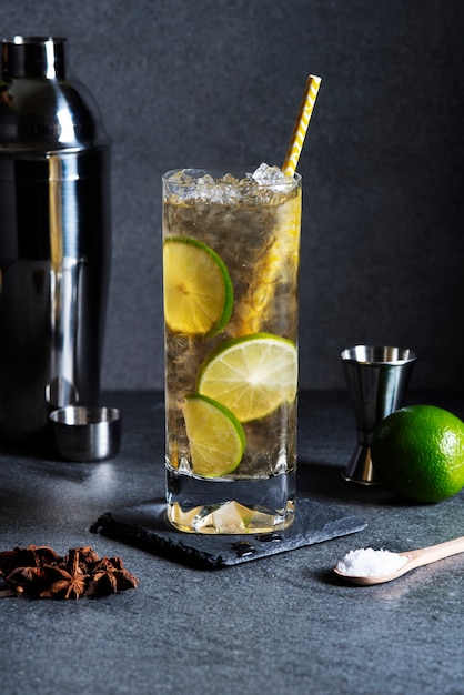 Deliziosa bevanda alla caipirinha con fettine di lime