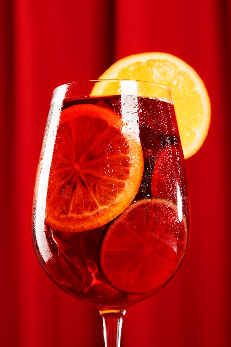 Foto gratuito deliziosa bevanda alla sangria con fetta di limone