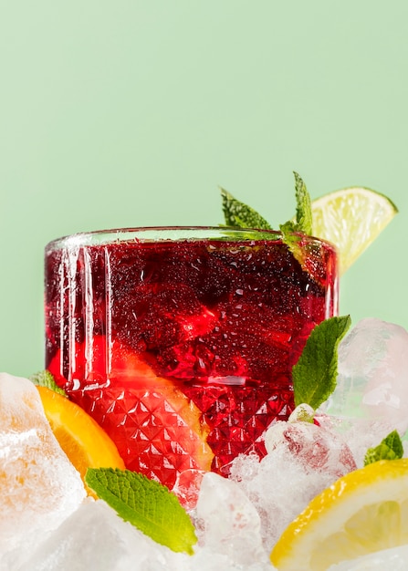 Deliziosa bevanda alla sangria con limone e foglie