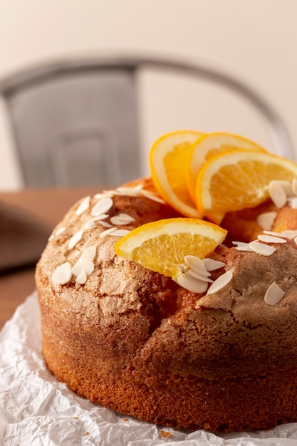 Deliziosa ciambella con arrangiamento di arance