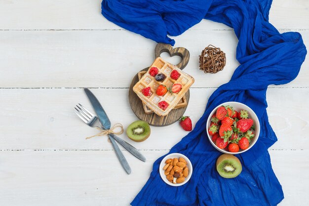 Deliziosa colazione con cialde e frutta