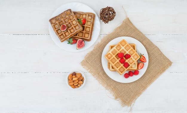 Deliziosa colazione con cialde e frutta