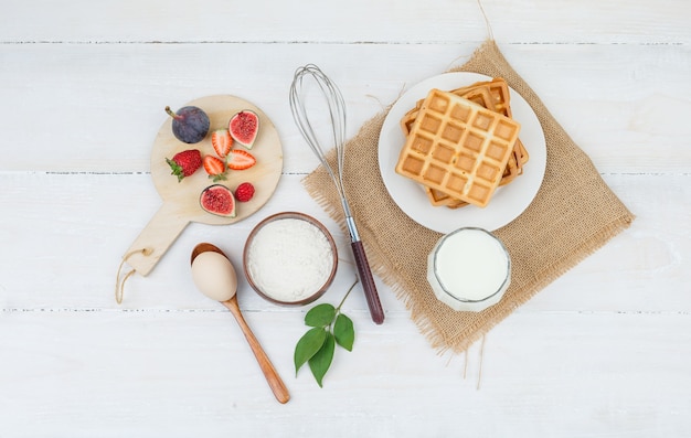 Deliziosa colazione con cialde e frutta