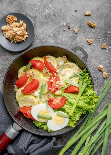 Deliziosa colazione con uova e verdure