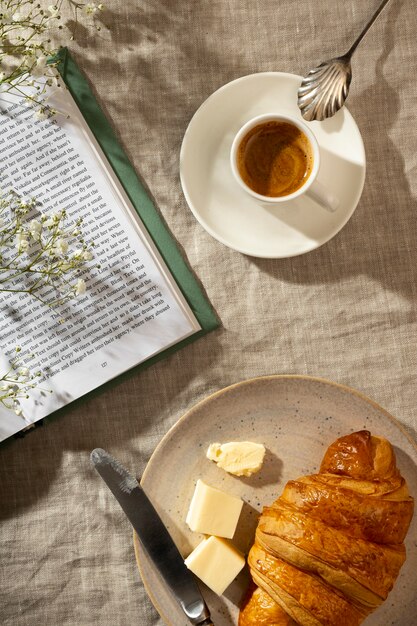 Deliziosa colazione francese con croissant