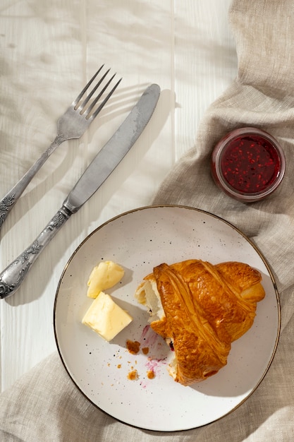 Deliziosa colazione francese con croissant