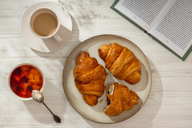 Deliziosa colazione francese con croissant