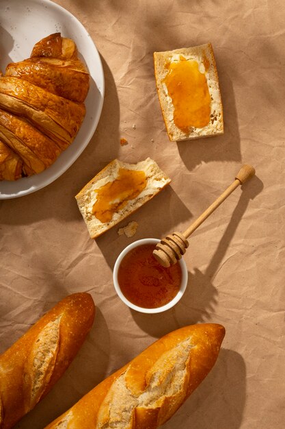 Deliziosa colazione francese con croissant