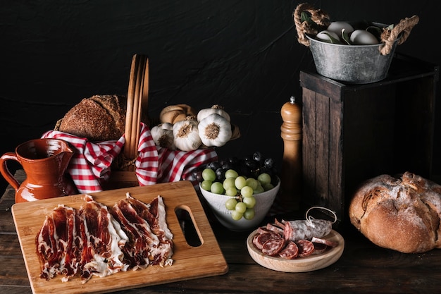 Deliziosa composizione del cibo sul tavolo