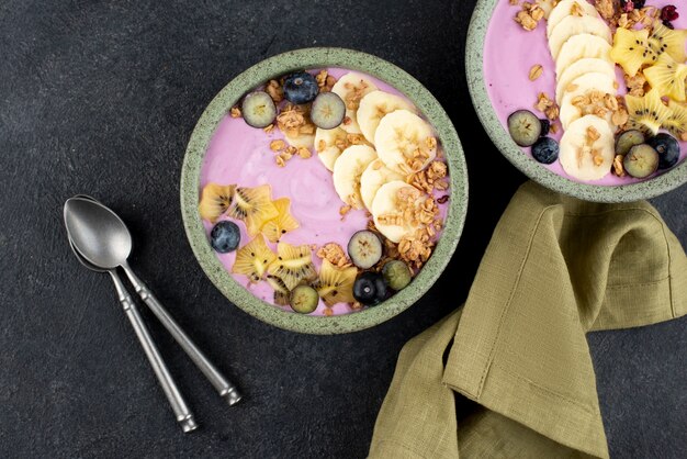 Deliziosa composizione di ciotole di açai dolci