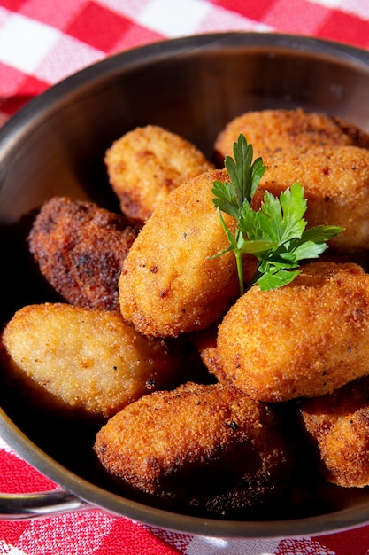 Deliziosa composizione di crocchette fritte